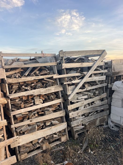 Lemn foc paletizat din deseuri constructii.