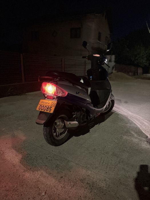 Vand scuter peugeout v-clic cu doar 1800 de km