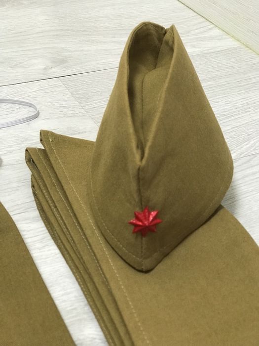 Пилотки и галстуки на 9 мая