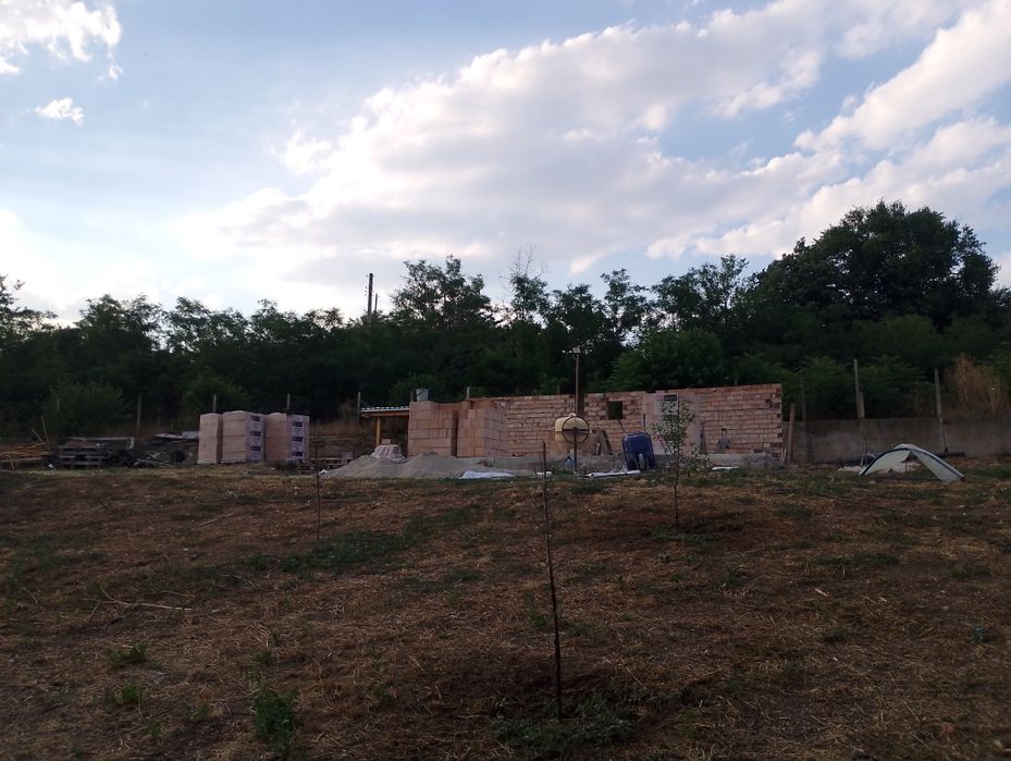 Полу завършена къща