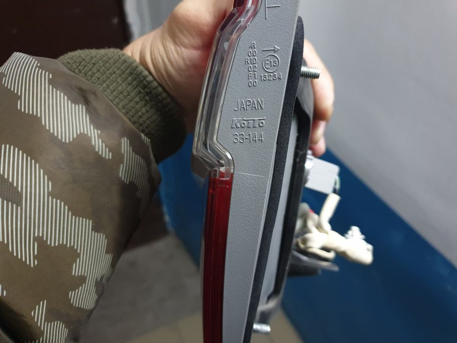 Фонарь на багажника камри 50