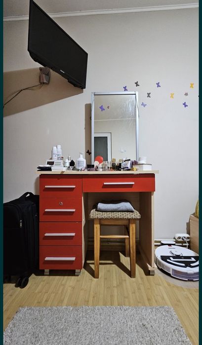 Vând mobila dormitor, canapea extensibilă, uși termopan, birou și scau