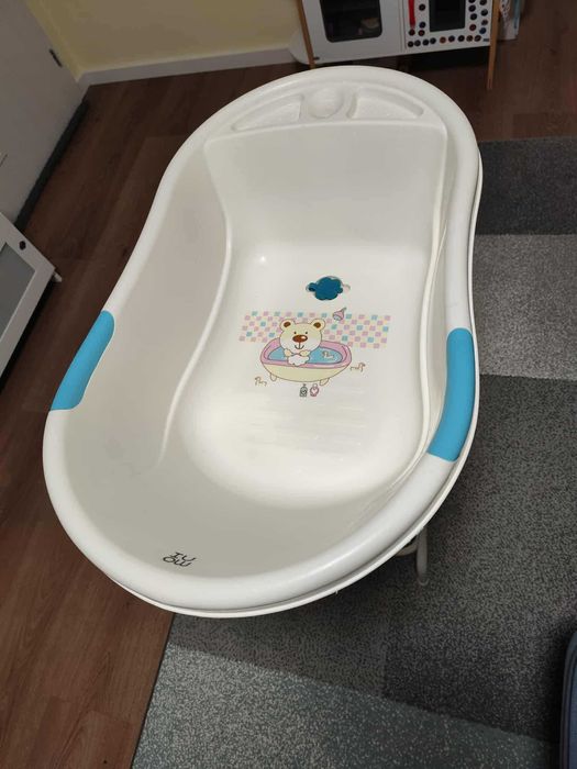 Детска вана със стойка