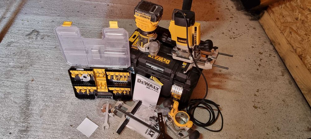 Vind scule marca dewalt noi  și folosite info la telefon