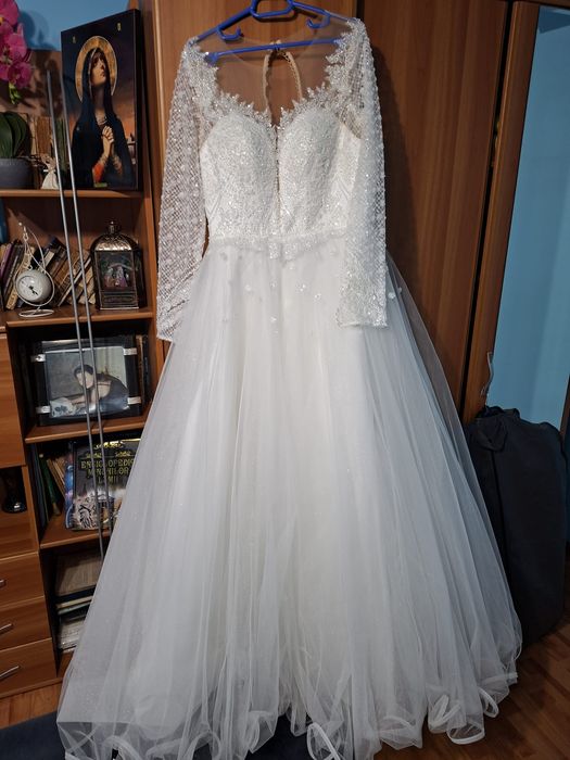 Vând rochie de mireasă purtată o singură dată . Este mărimea M dar se potriveste și L și este cu corset . Are un mic defect jos dar se poate ajuta