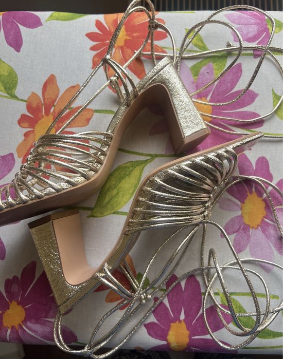 Sandale aurii legate pe picior