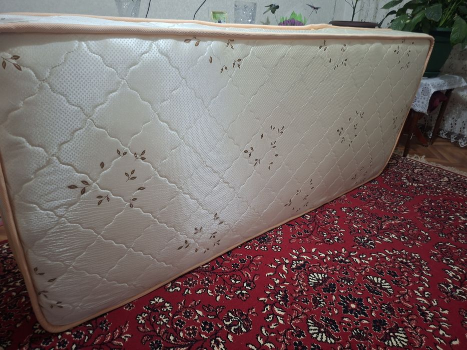 Продам матрас  1.9м÷80см.