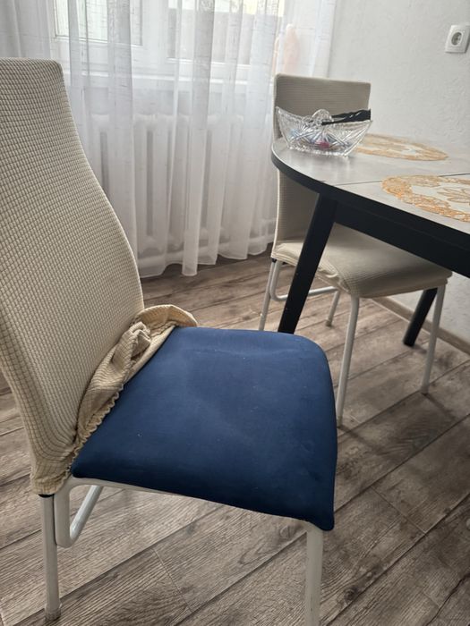 Продам стол и стулья.