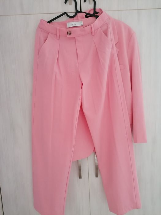 Розов костюм от Бершка, зелен от Зара с примес на лен