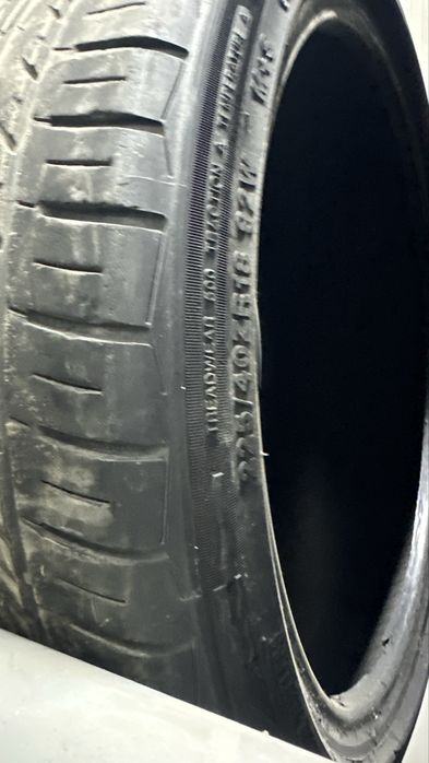 Прдаетчя пара резин 234/40/18.