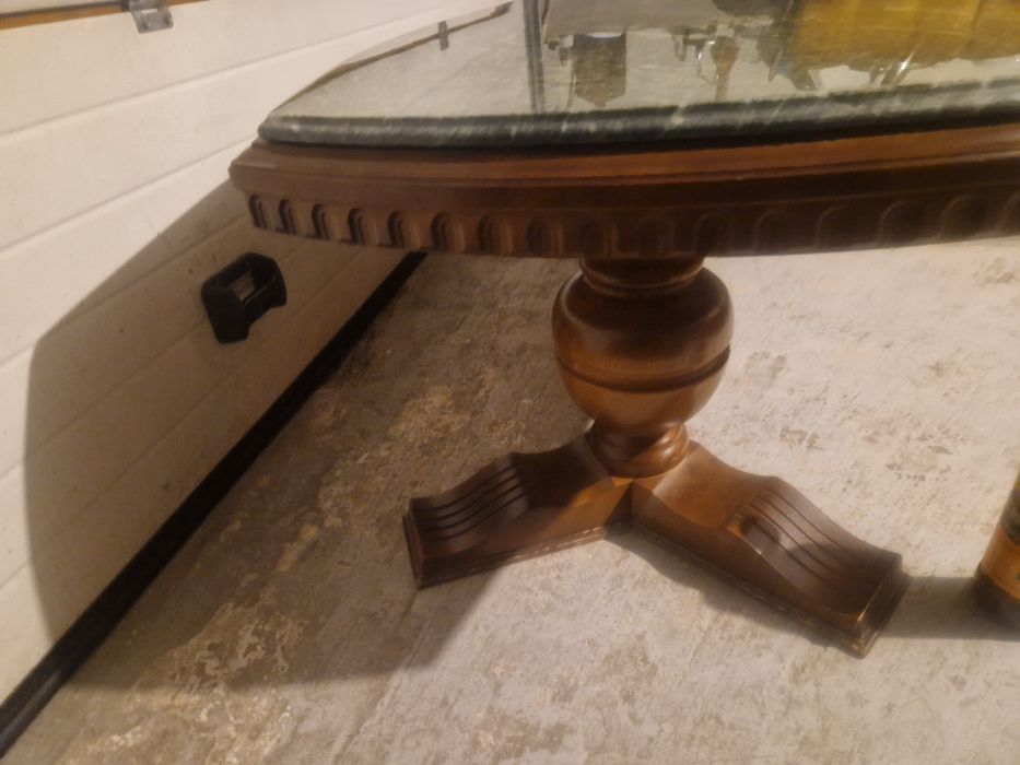 Masă din lemn masiv cu blat din marmură verde