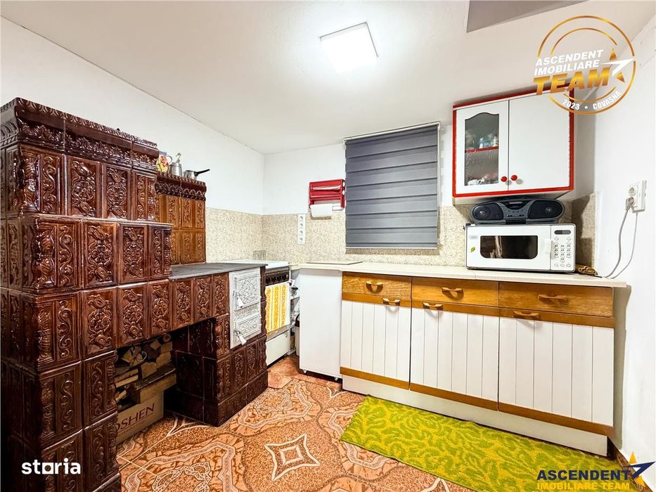 Casa cu teren generos de 1.315 mp, bucatarie de vara complet renovata
