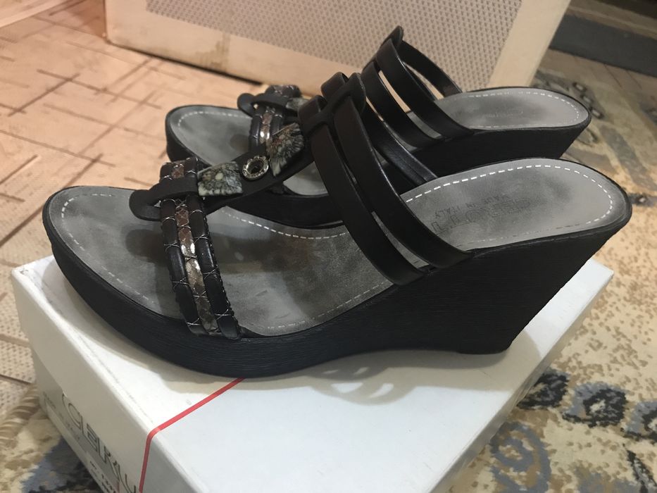 Продам босоножки