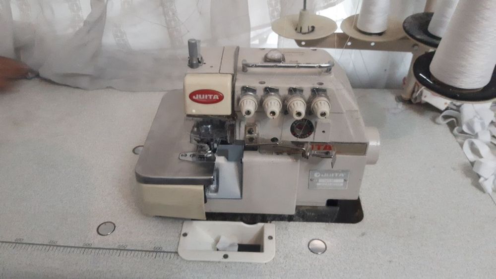 Averlok tikuv mashinasi