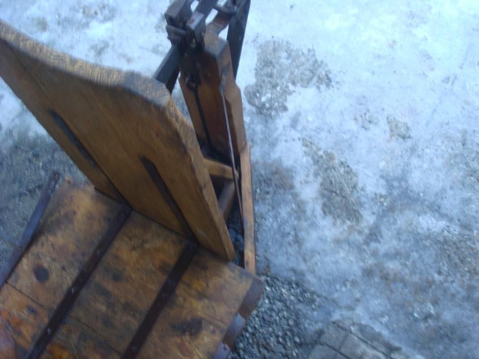 Стар кантар, други старинии и бензинова лампа