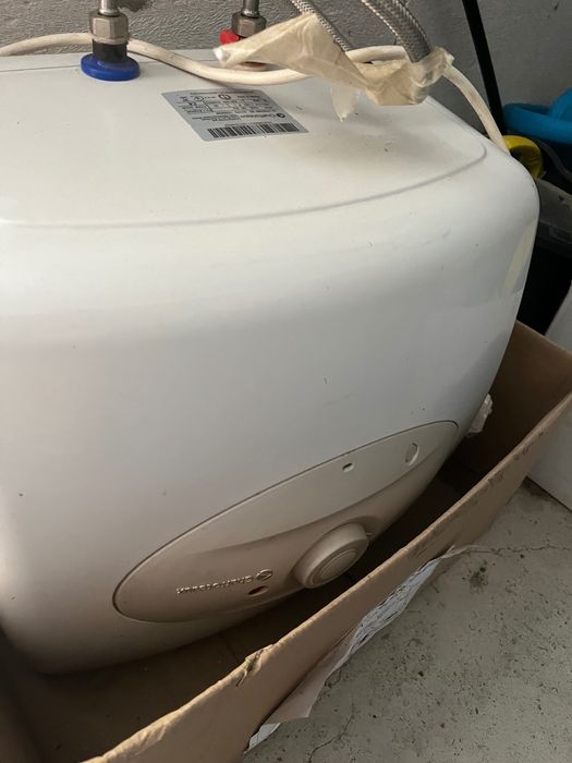 Vând boiler electric de 30 l