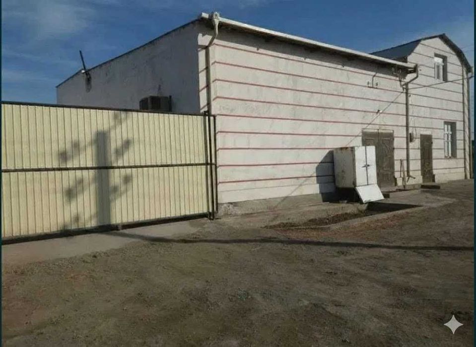 Нотурар бино сотилади!