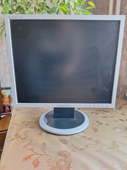 Продам монитор компьютера и клавиатуру.