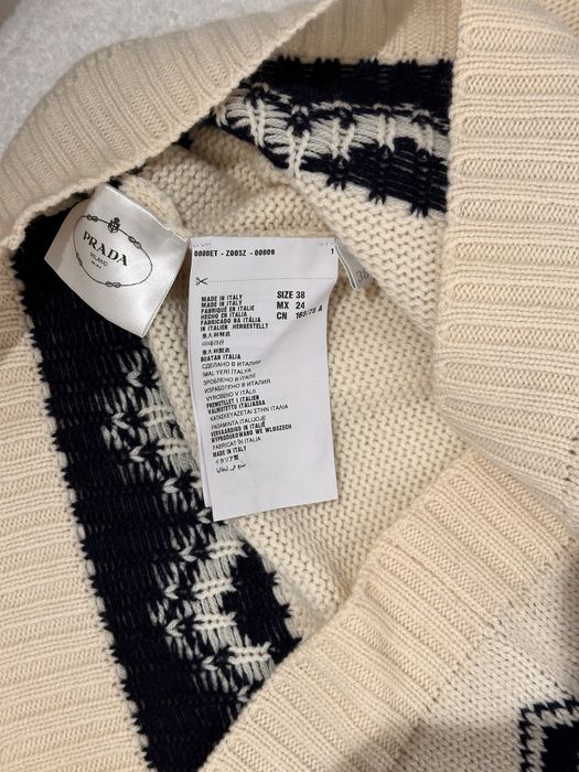 Женский свитер Prada