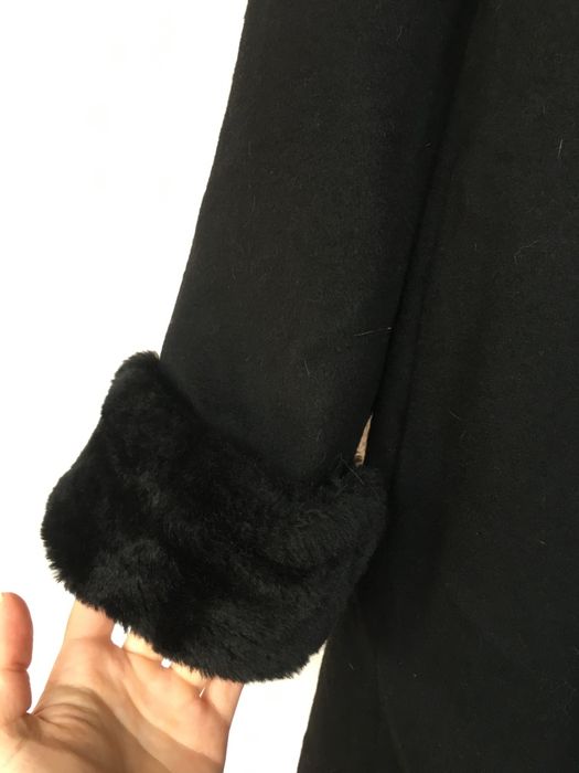 Вълнено елегантно палто с пухена яка