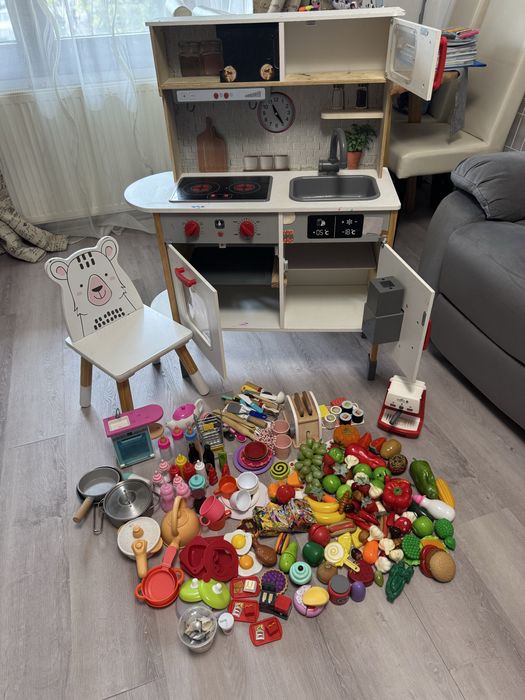 Bucatarie pt copiii plus scaun si cu multe accesorii