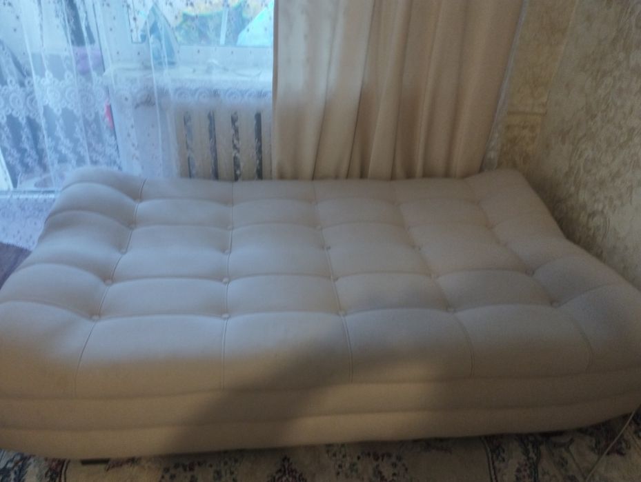 Бежевый диван прямой