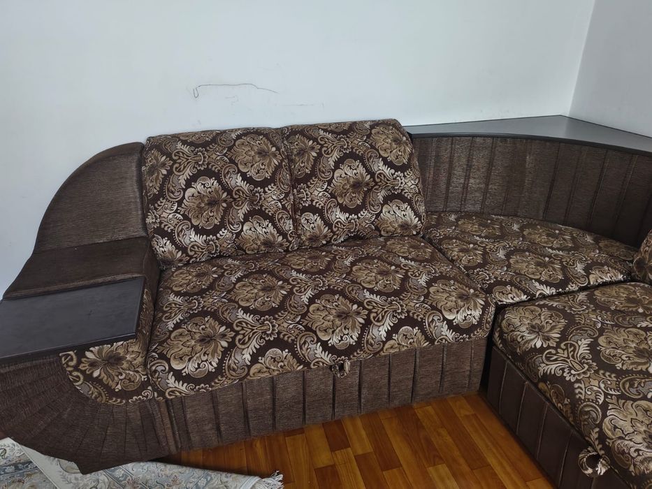 Диван , кровать.