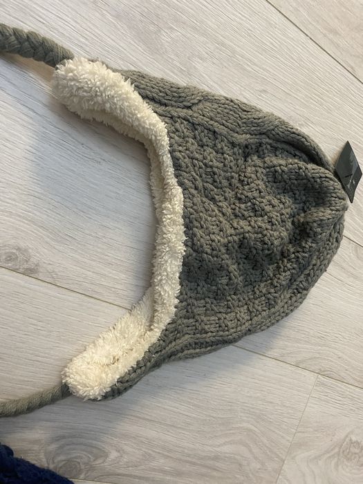 Caciuli cu urechi si fular, noi