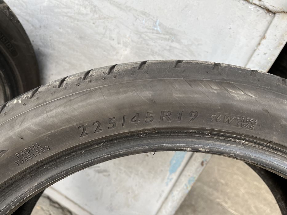 2 бр. летни гуми 225/45/19 Dunlop DOT 0619 4,5 mm
