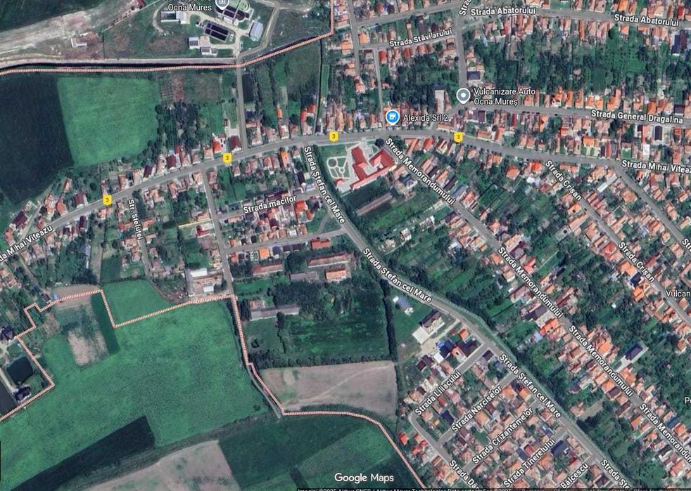 Vând teren intravilan  si 2 imobile constructii