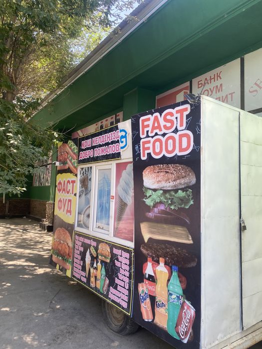 Фудтрак на колесах, вагончик