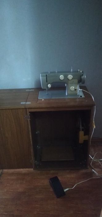 Машинка швейная б/у 27000