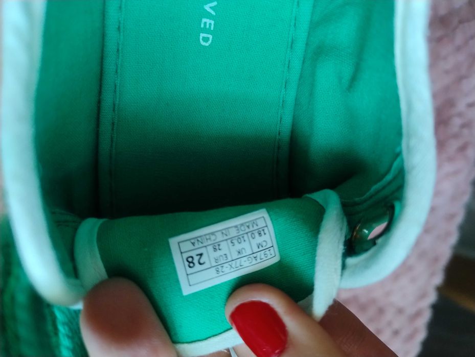 Teniși noi Reserved Nr28 verzi cu scai