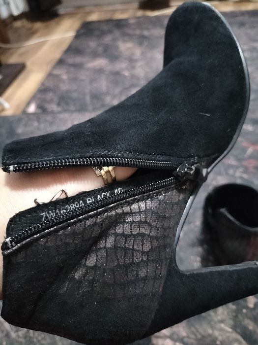 Vand botine din piele intoarsa de dama