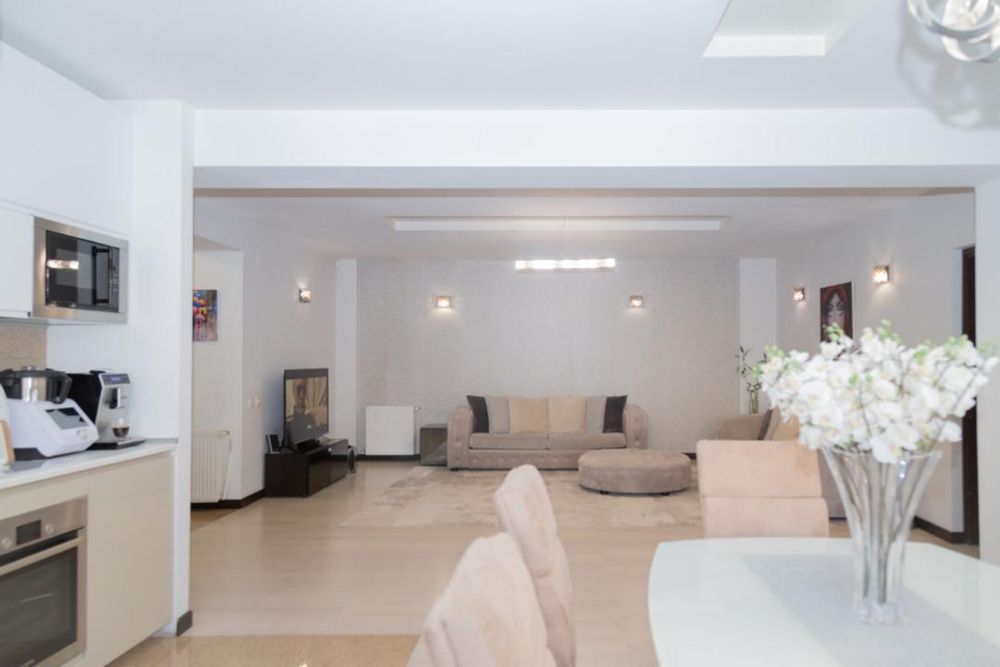Apartament 3 camere, 115 mp util, mobilat, loc parcare subteran, curte