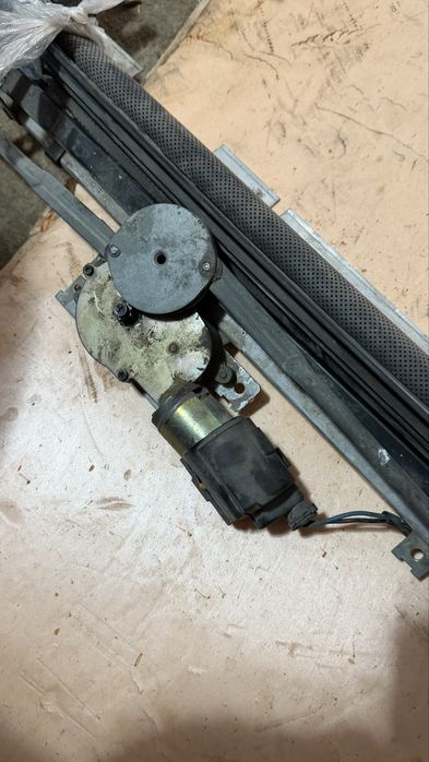 Продам заднею электрошторку от бмв е34