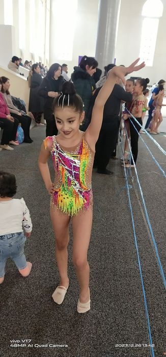 Купальник лет на 9-10лет 2 раза одела состояние новый