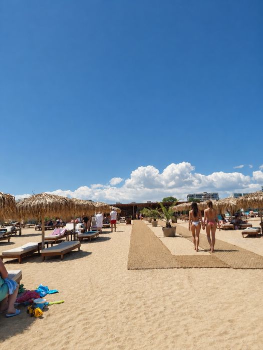 Inchiriez apart 2 camere PISCINĂ regim hotelier Mamaia  100m de plajă Vega