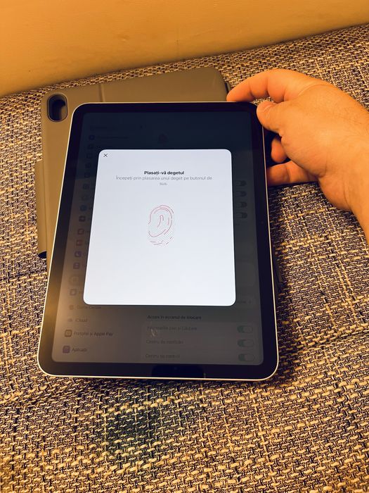 iPad 10 Gene a 10-a 64GB Wi-Fi +Logitech Rugged Folio