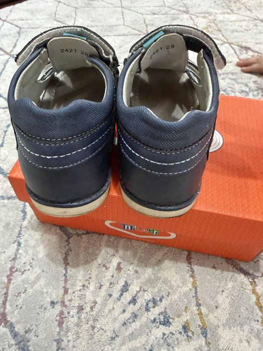 Продам сандали на 28 размер