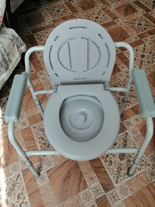 Кресло туалет для пожилых и людей с ограниченными возможностями.