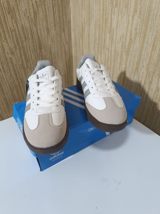 Женские кроссовки