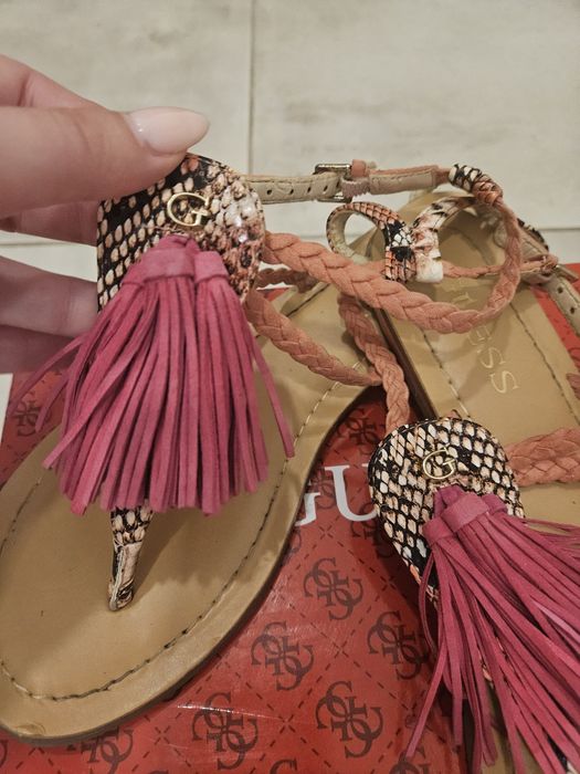 Сандали на Guess