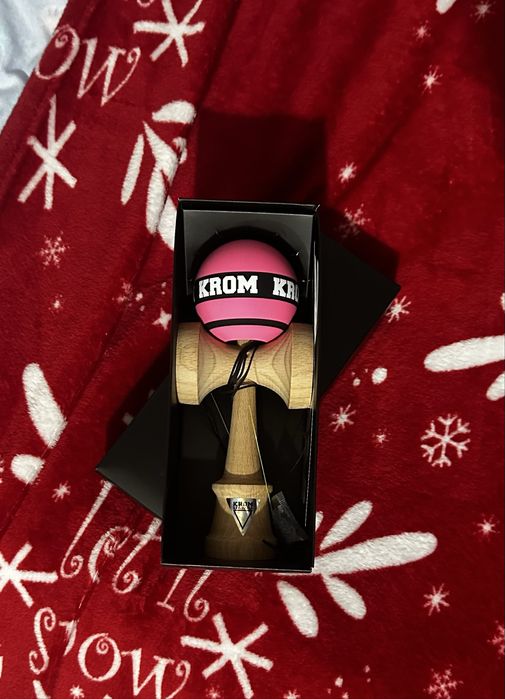 Kendama Krom STROGO roz NOU