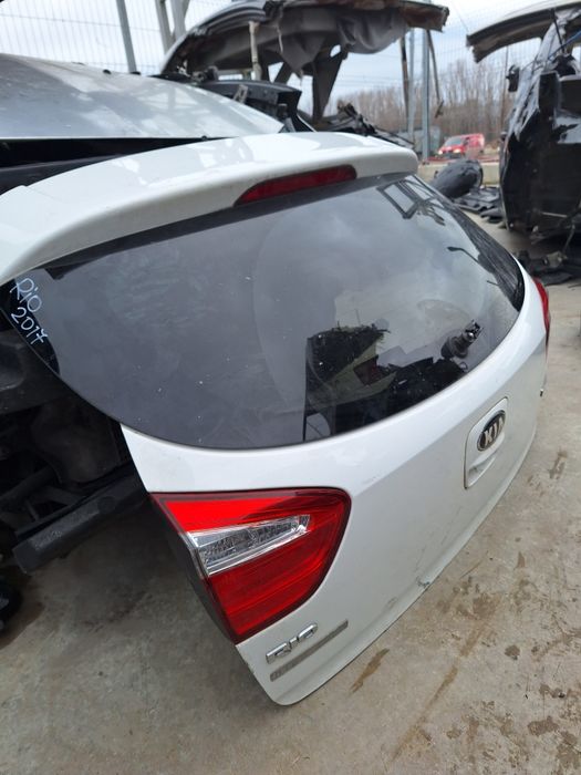 Врата багажник Kia Rio hatchback / Киа Рио хечбек 2015г.