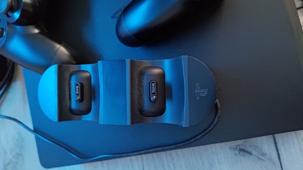 Ps4 1 tb cu 2 joystick