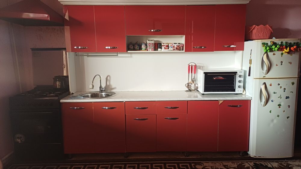 Kuxni garnitur sotiladi