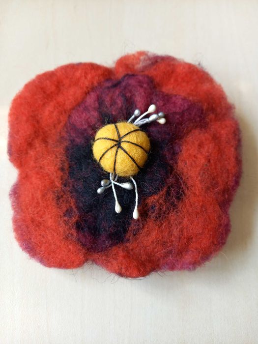 Комплект брошка и обеци от естествена вълна, ръчна изработка.