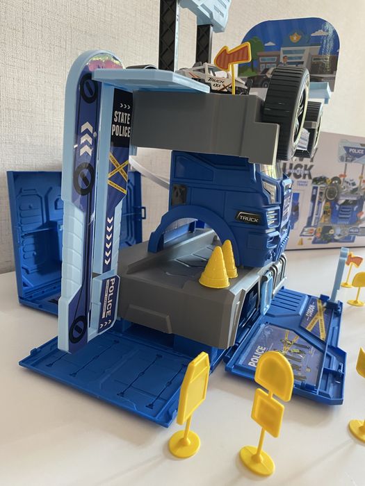 Полицейски камион - паркинг - 2 в 1