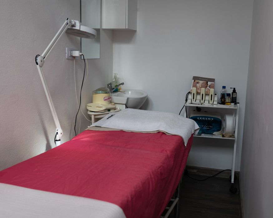 Închiriez post de Manichiură și Cosmetică
